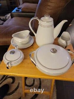 98 pc set Meito China dinner plate set for 12