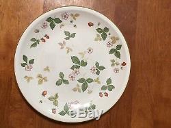 Wedgewood Wild Strawberry Set Of 8 Dinner Plates 10.75 W Very Nice Condition