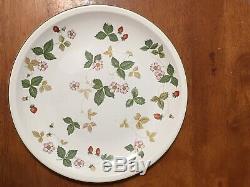 Wedgewood Wild Strawberry Set Of 8 Dinner Plates 10.75 W Very Nice Condition